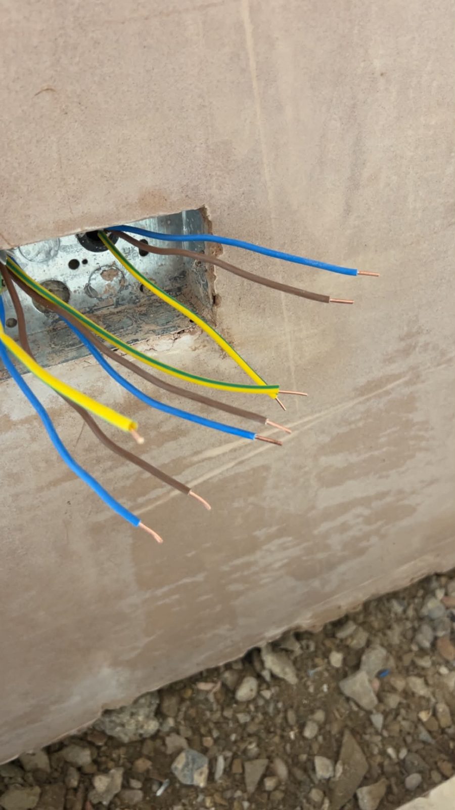 First-fix wiring with new cables in a metal back box